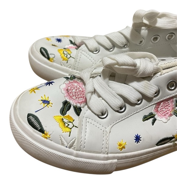 White embroidered floral sneakers with lace up design - Picture 2 of 4